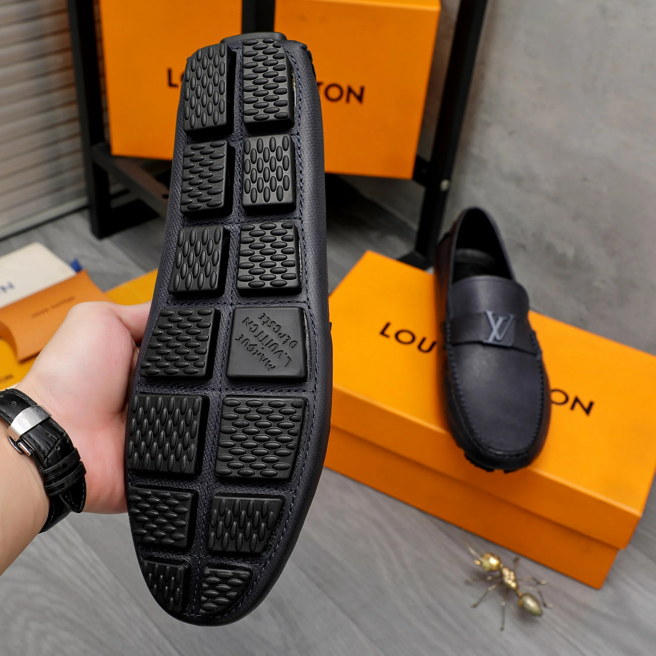 Men's shoes💰400 Product trademark: LV "Louis Vuitton" casual slip-on shoes Regular size: 38-45 (45 is custom-made and non-returnable) Product materials: Selected pebbled cowhide upper, pigskin lining, rubber outsole